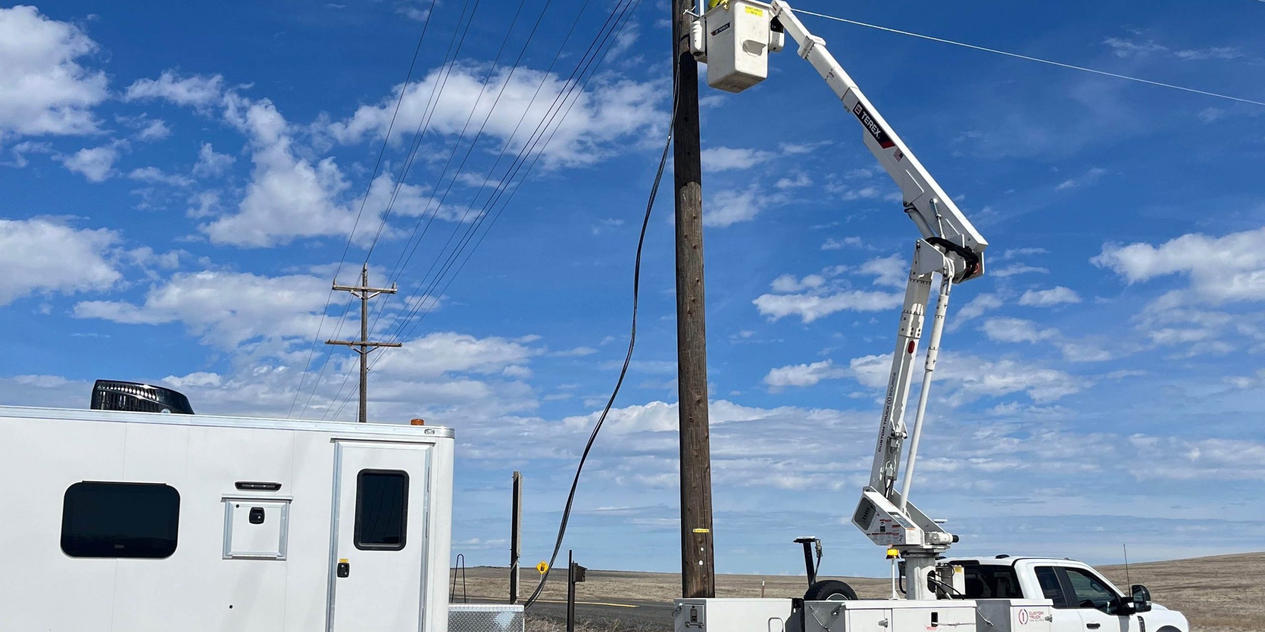 Douglas County PUD Fiber Splicing. High Voltageq