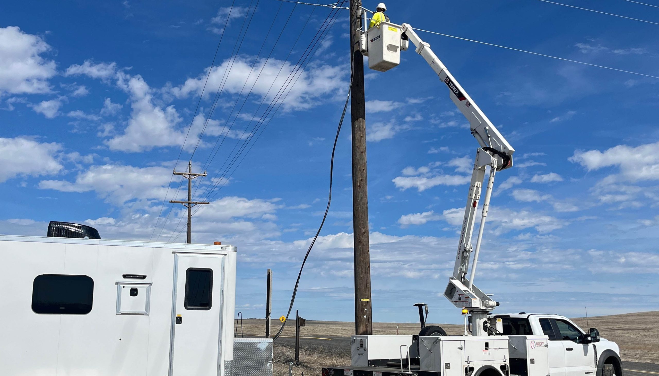 Douglas County PUD Fiber Splicing. High Voltageq